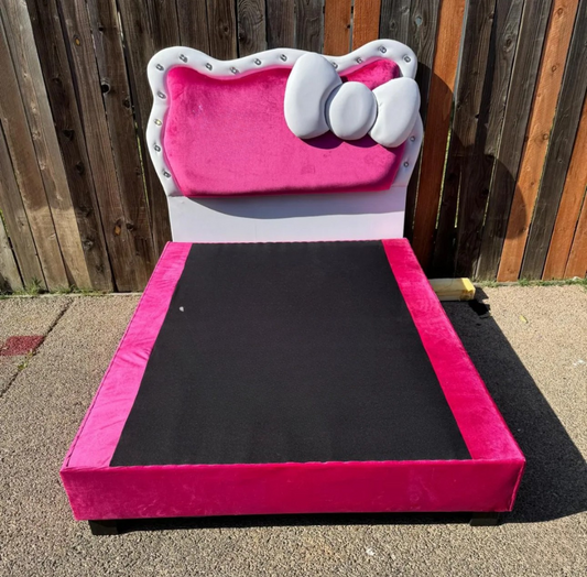 Hello Kitty Bow Dream Bed ** Cama de ensueño con lazo de Hello Kitty